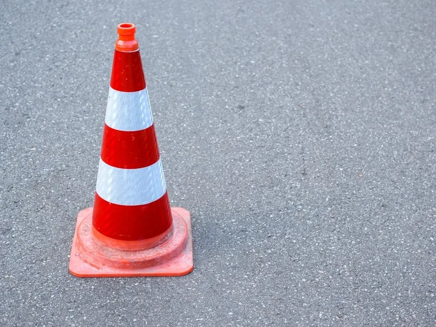 Cone de sinalização em via